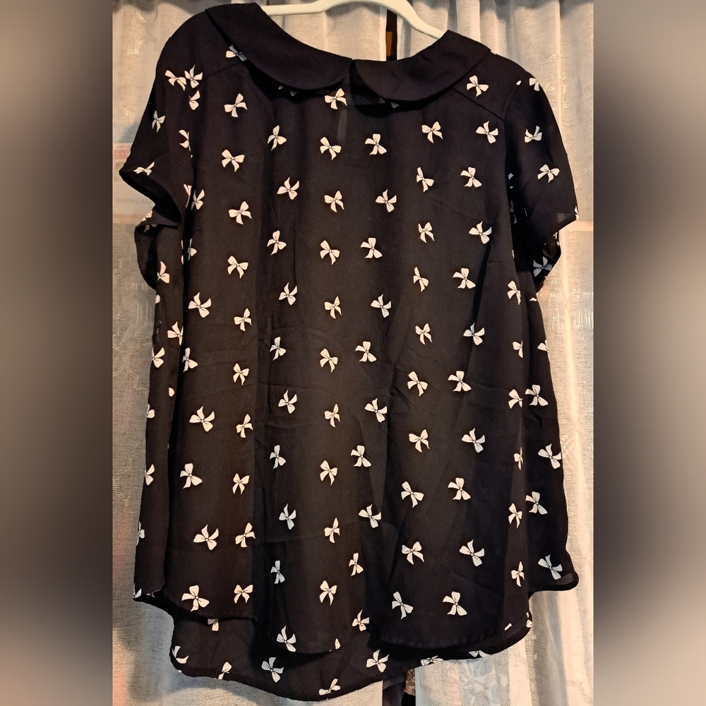 Torrid blouse black w/printed white bows, Peter Pan collar